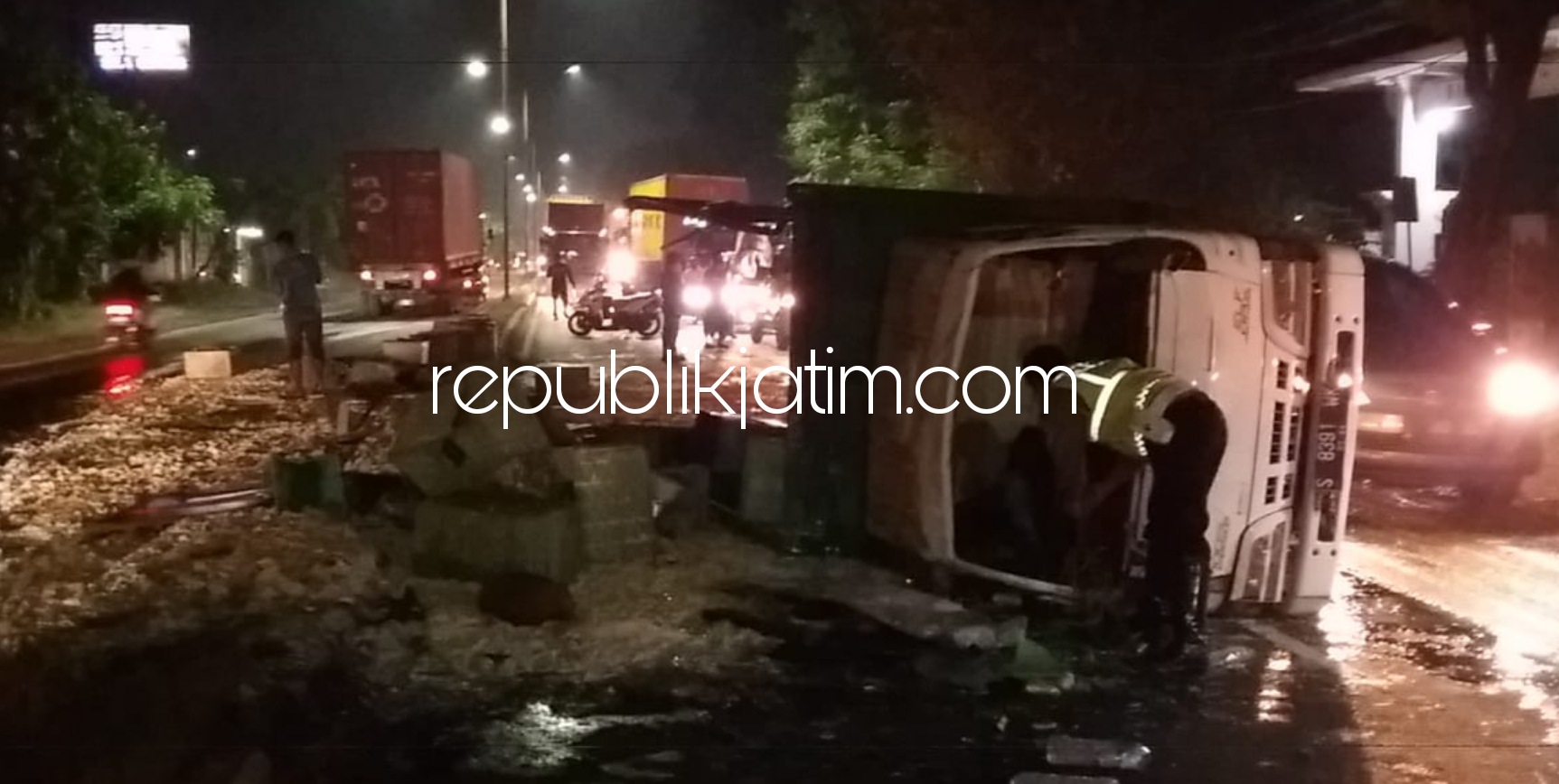 Ban Meletus Truk Terbalik, Ribuan Tahu Tumpah Berceceran Macetkan Jalan Raya Trosobo Sidoarjo