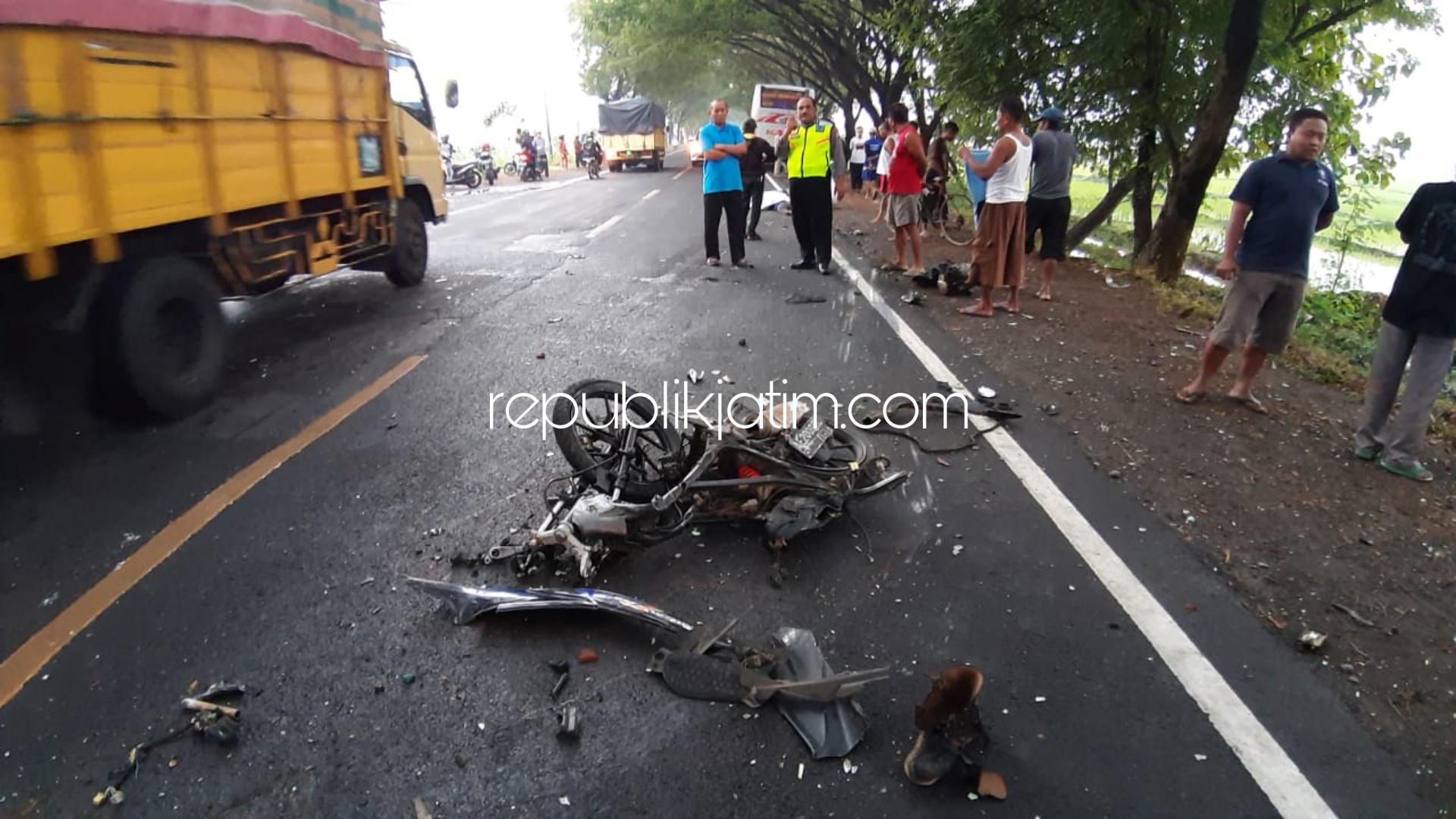 Hendak Mendahului, Motor Ditabrak Bus Mira 2 Pelajar Tewas di Jalur Ngawi - Madiun