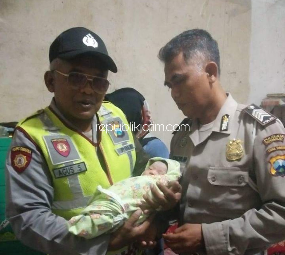 Warga Sidoarjo Digegerkan Penemuan Bayi Laki-Laki Tampan di Dalam Kardus