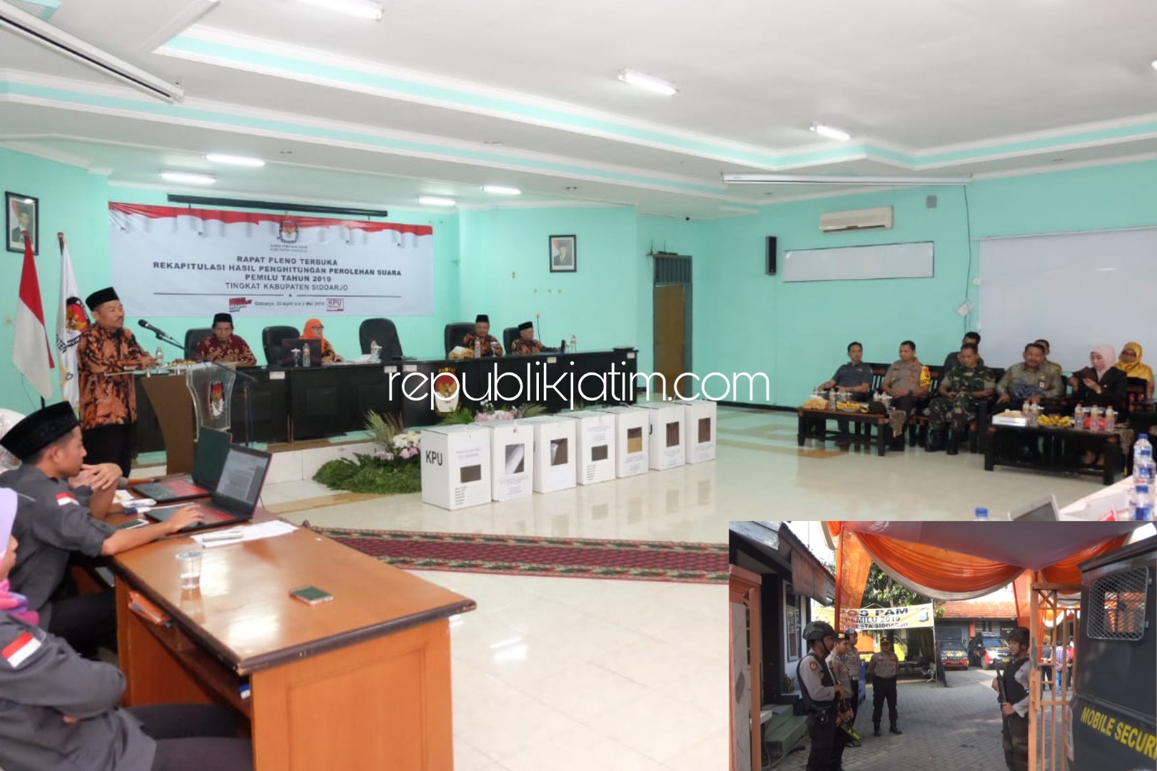 Petugas Keamanan Jaga Ketat Pleno Terbuka Rekapitulasi di KPU Sidoarjo