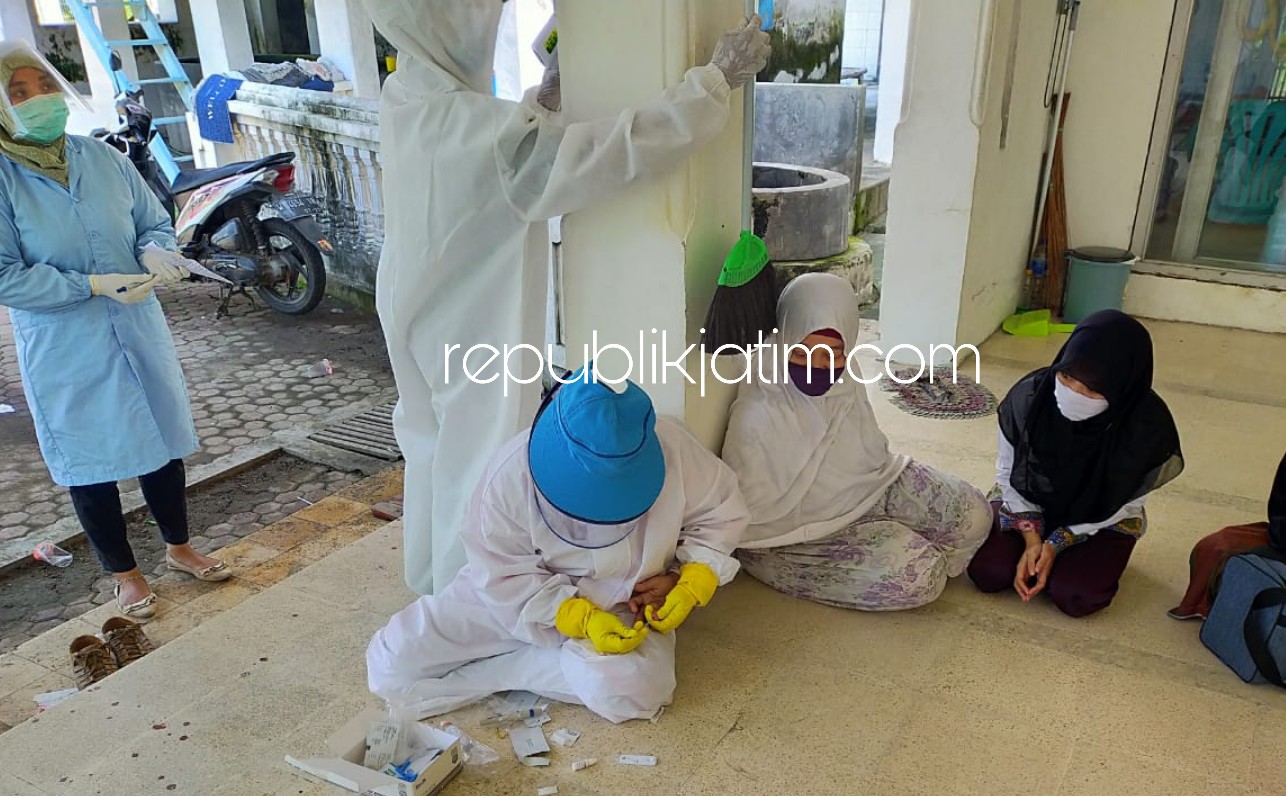 Warga Jember Meninggal di Masjid Karena TB Paru, Tim Medis Rapid Test Keluarga Korban