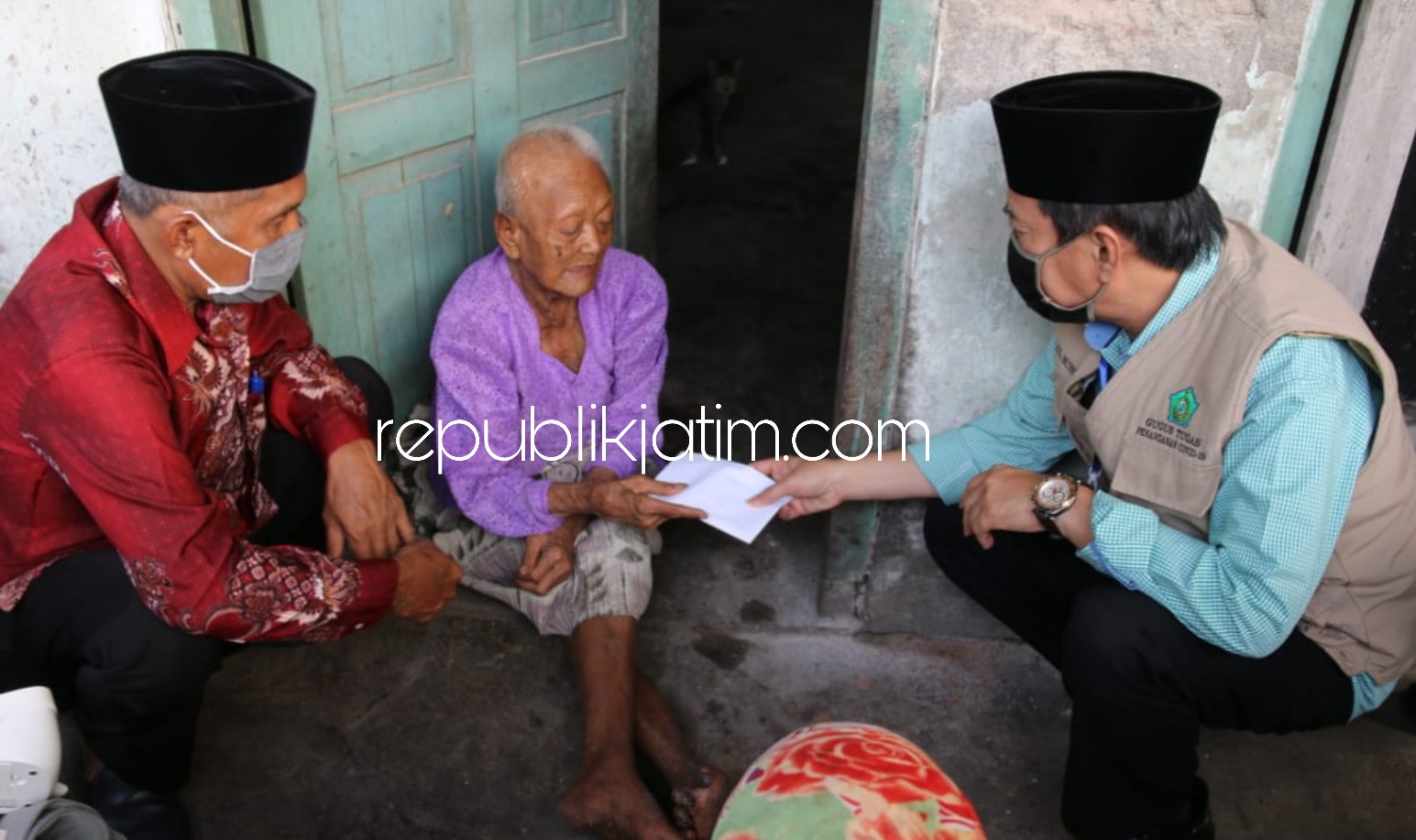 Cak Nur Blusukan Beri Santunan untuk Nenek Berusia Senja Hidup Sebatang Kara