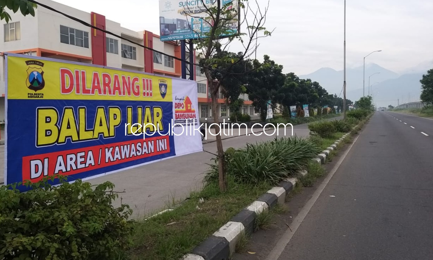 Pasang Spanduk Larangan, Polresta Sidoarjo Gencar Tindak Aksi Balap Liar