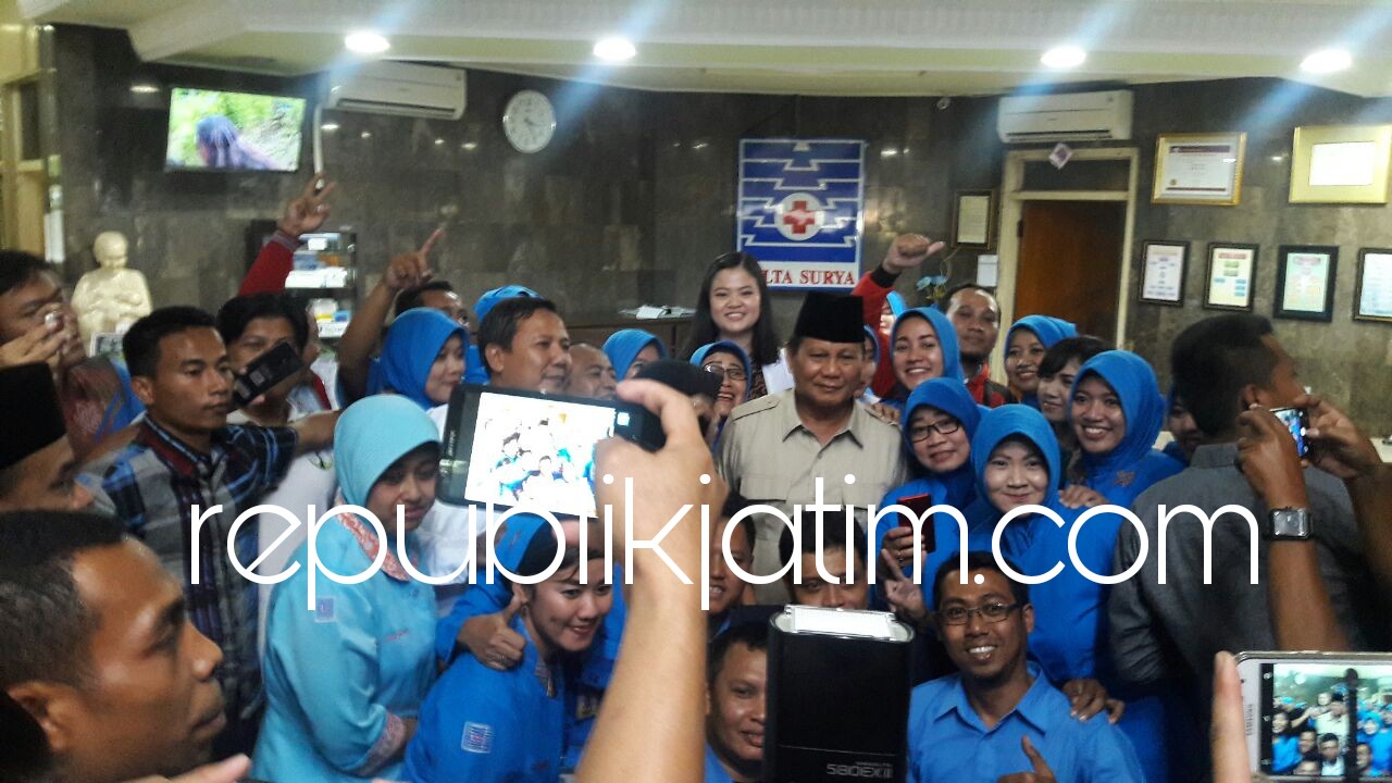 Prabowo Besuk Gurunya di RS Delta Surya Sidoarjo Jadi Rebutan Selfie