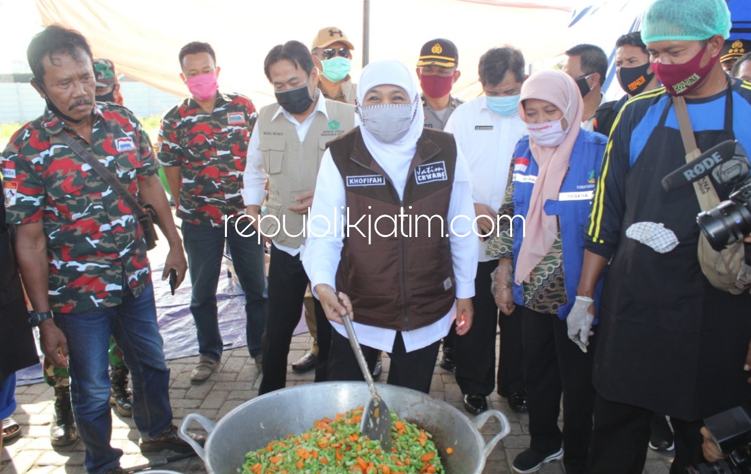 Bakal Libatkan UMKM dan PKL, Gubernur Jatim Kunjungi Dapur Umum Covid-19 Sidoarjo