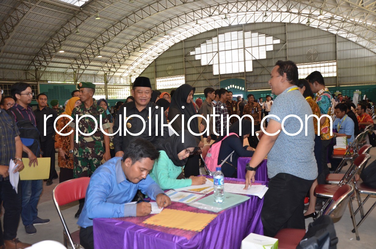 Ribuan Pencari Kerja Rebutkan 2.890 Loker di BKT Sidoarjo