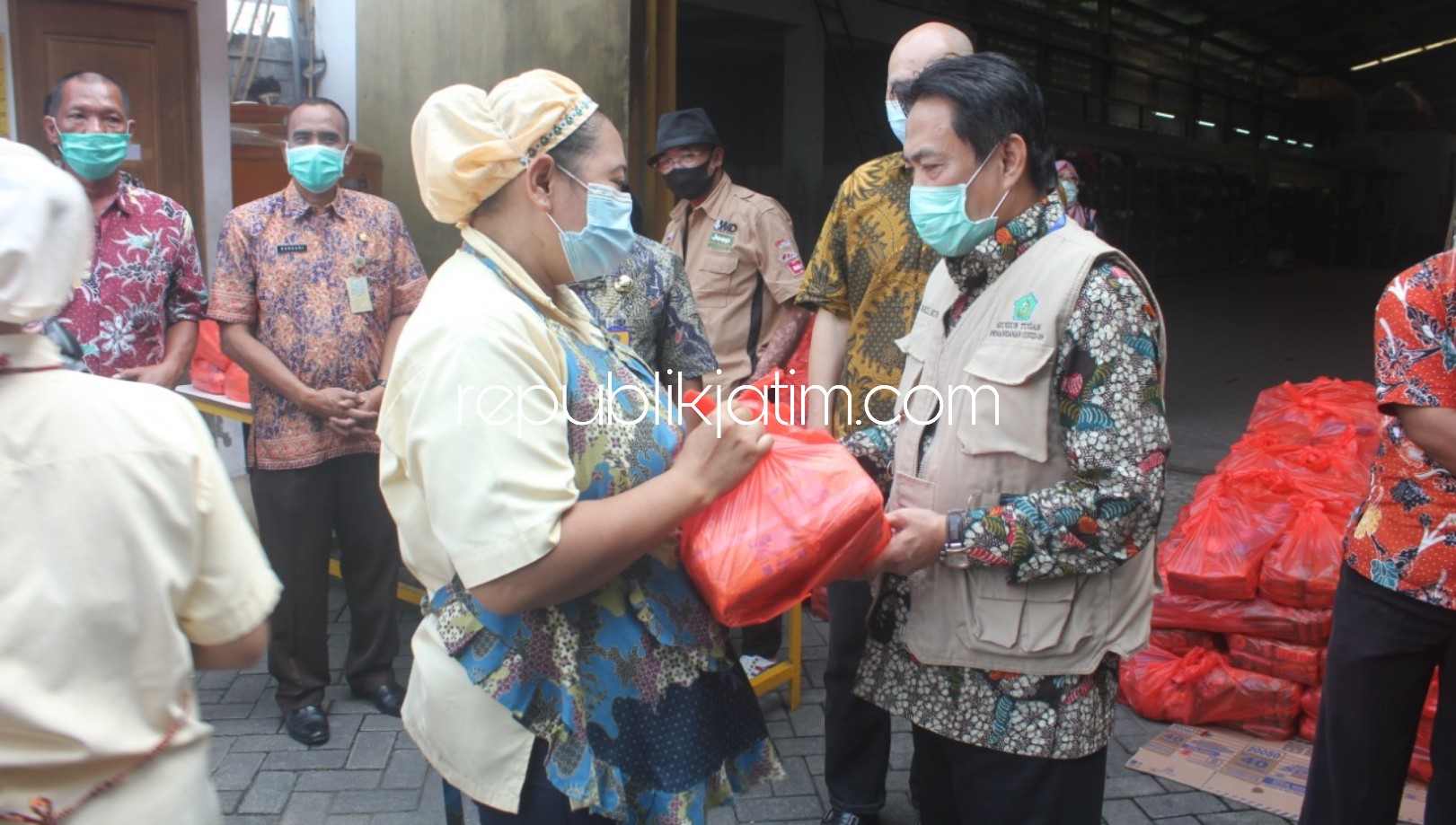 Pemkab Sidoarjo Berikan Sembako 625 Korban PHK