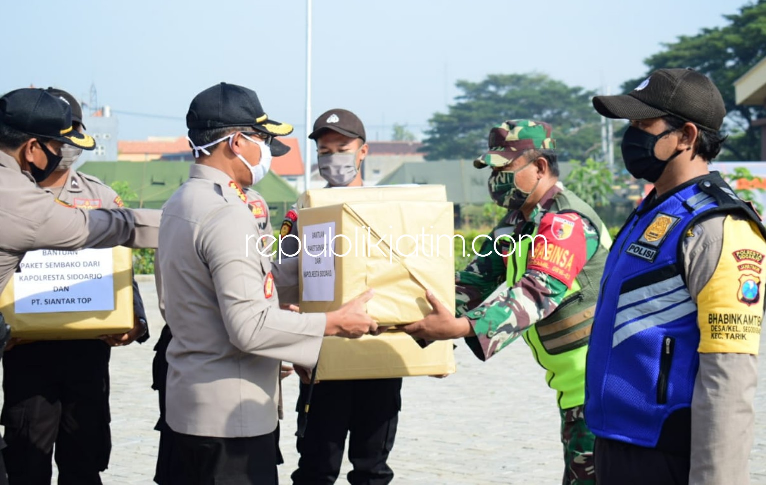 Peduli Dampak Covid-19, Bhabinkamtibmas-Babinsa Sidoarjo Kompak Bagikan Sembako dan Masker