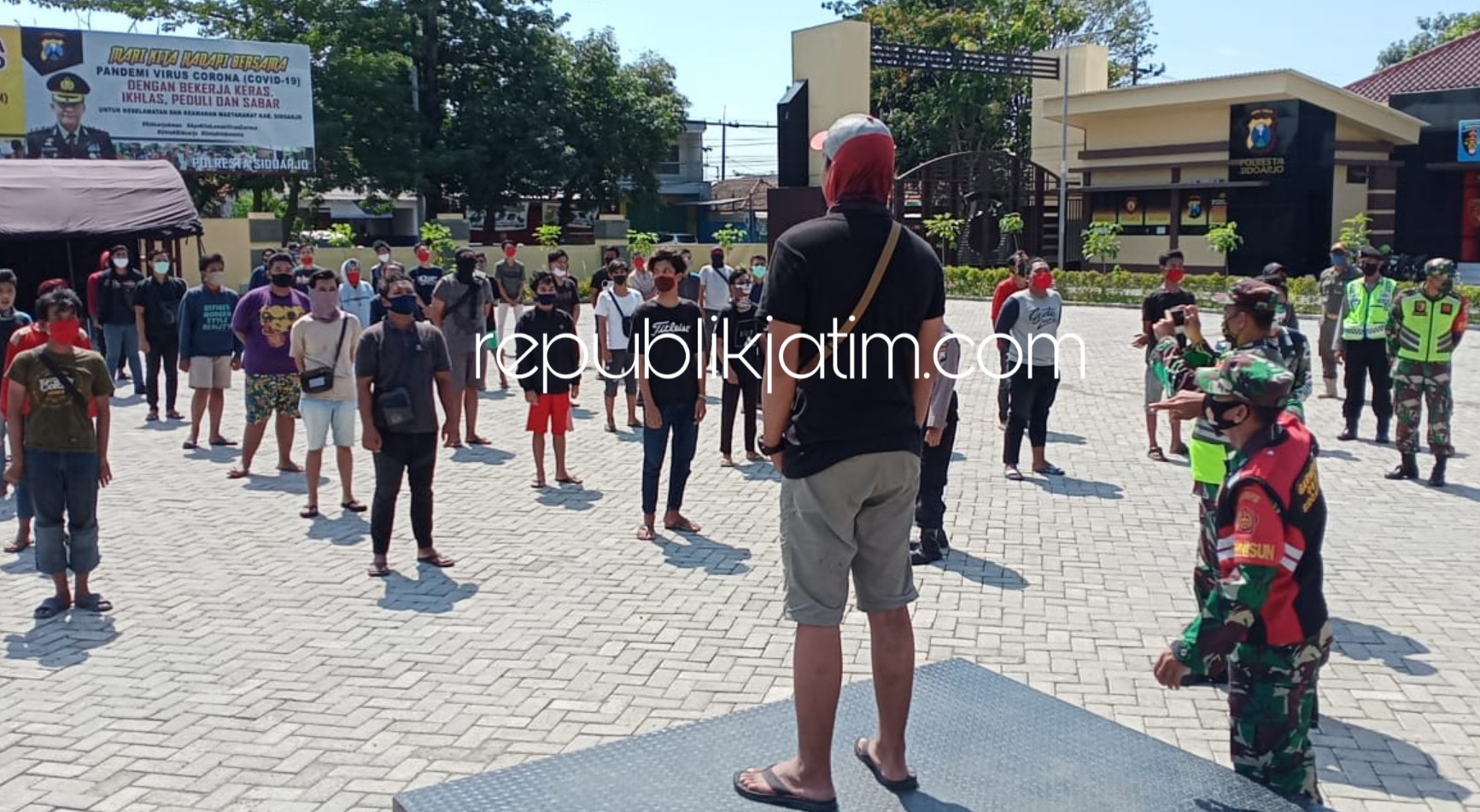 Ratusan Pelanggar PSBB di Sidoarjo, Jalani Sanksi Nyanyi Bagimu Negeri,  Menyapu dan Kenakan Rompi