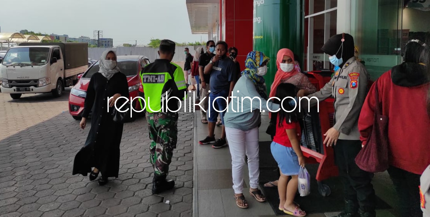 Polwan Polresta Sidoarjo Blusukan Mall Ingatkan Pengunjung Tetap Patuh Protokol Kesehatan