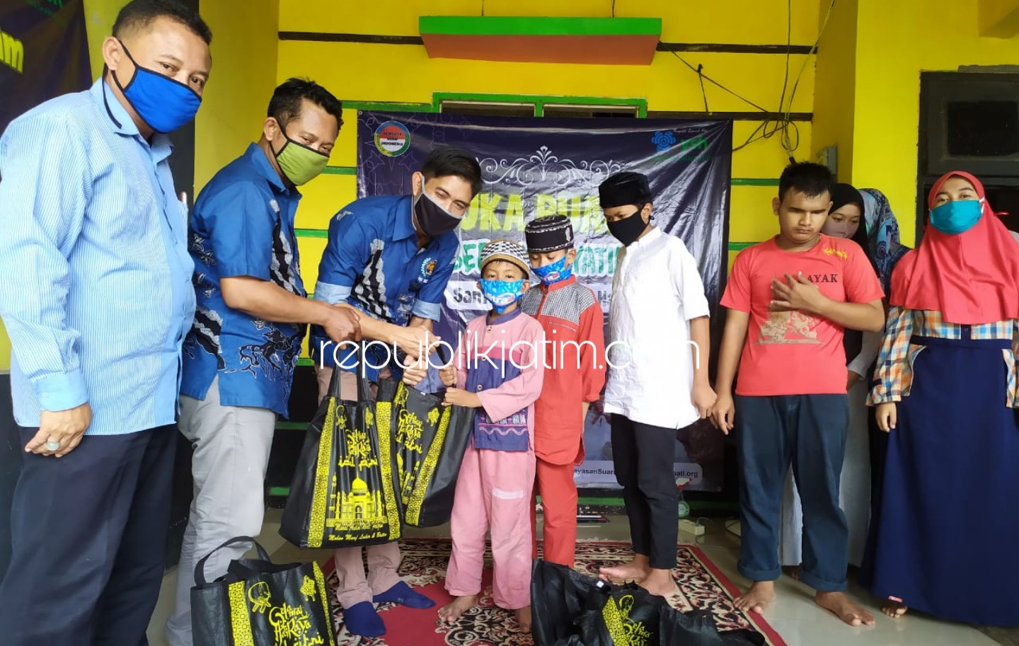 Baksos PWI Sidoarjo, Salurkan Paket Sembako dan Uang Tunai untuk Panti Asuhan