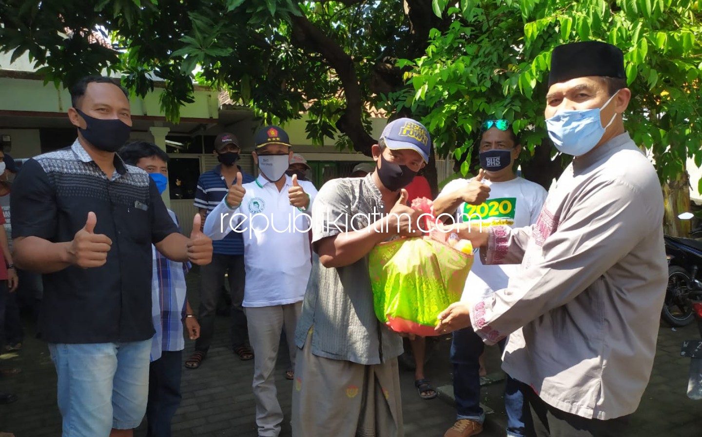 Bagikan Ratusan Masker dan Sembako, BHS Ingatkan Pemerintah Agar Penyaluran Bantuan Tepat Sasaran