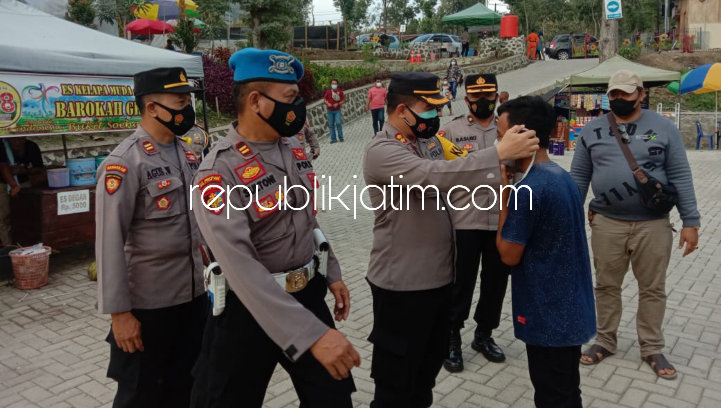 Sambil Cek Pos Penyekatan Ponorogo - Wonogiri, Kapolres Bagikan Ratusan Masker untuk Pungunjung Wisata Bukit Suharto
