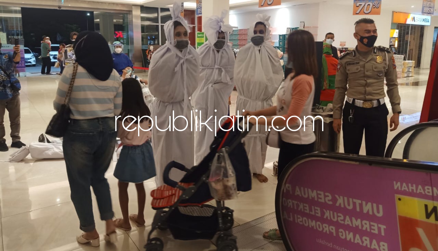 Pocong Ingatkan Disiplin Protokol Kesehatan Covid-19 di Sejumlah Mall dan Persimpangan Jalan di Sidoarjo