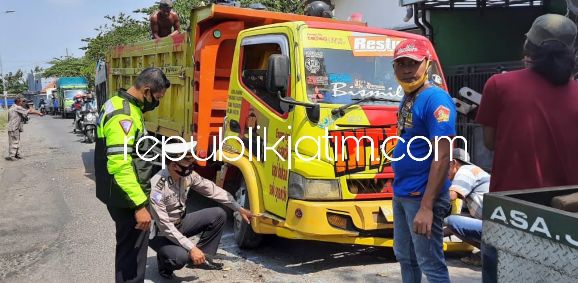 Mendahului Terpeleset, Pengendara Motor Vario Tewas Tertabrak Dump Truk