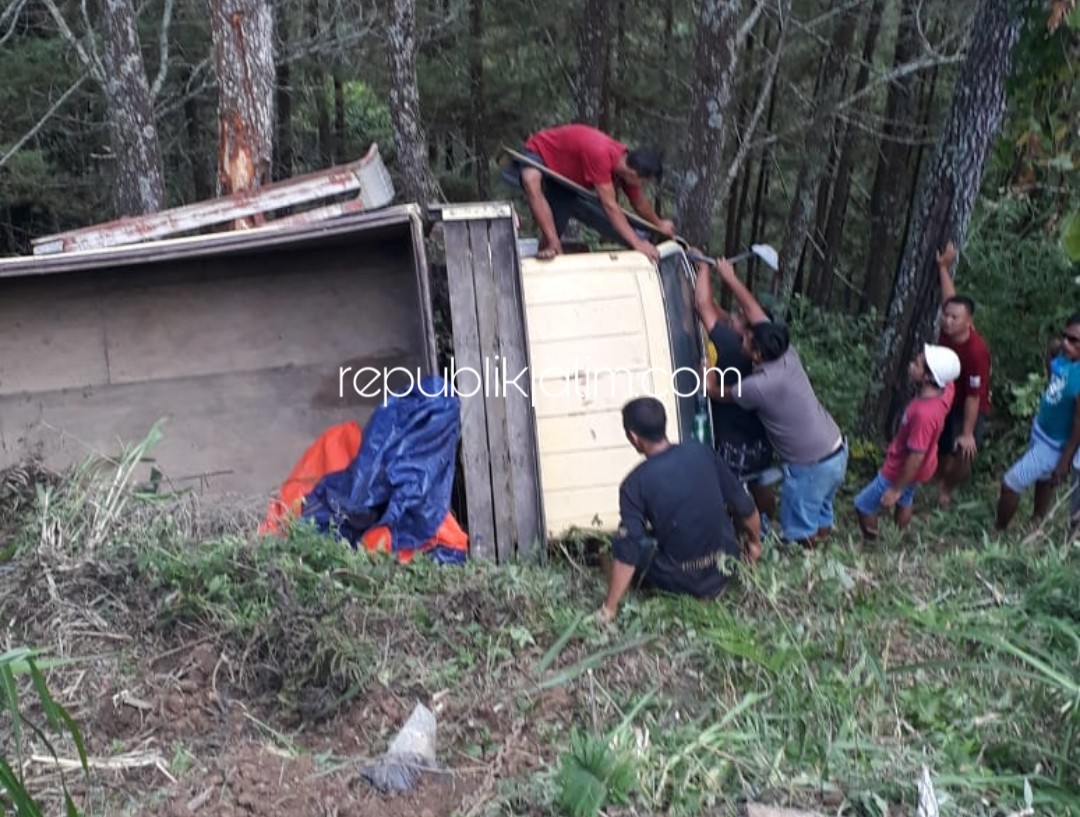 Dikemudikan Bocah 14 Tahun, Truk Terjun Jurang 10 Meter di Ponorogo