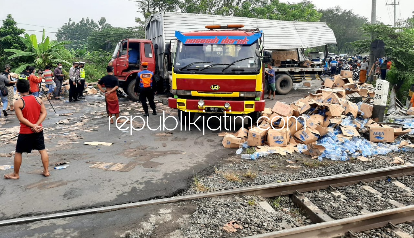 KA Turangga Tabrak Truk Kontainer Pengangkut Air Mineral di Krian, Sopir Tanpa Identitas Tewas Terjepit