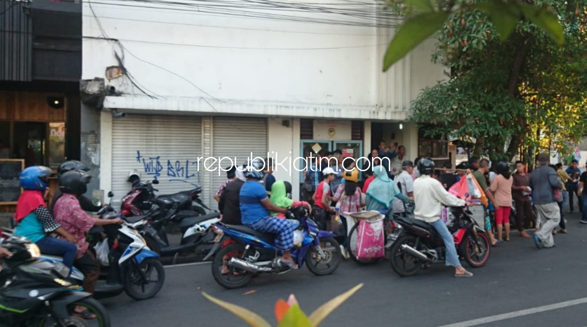 Dalam Hitungan 5 Menit, Ratusan Paket Takjil PWI Sidoarjo Ludes