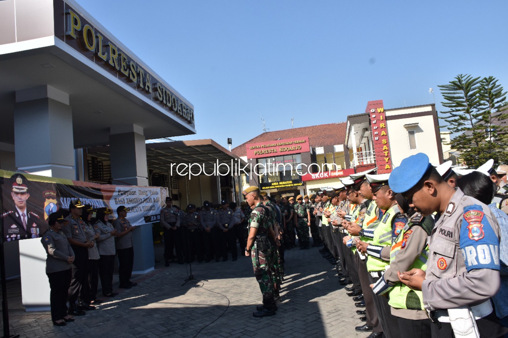 Kompak, Anggota TNI dan Polri Rayakan Ultah Bersama di Polresta Sidoarjo