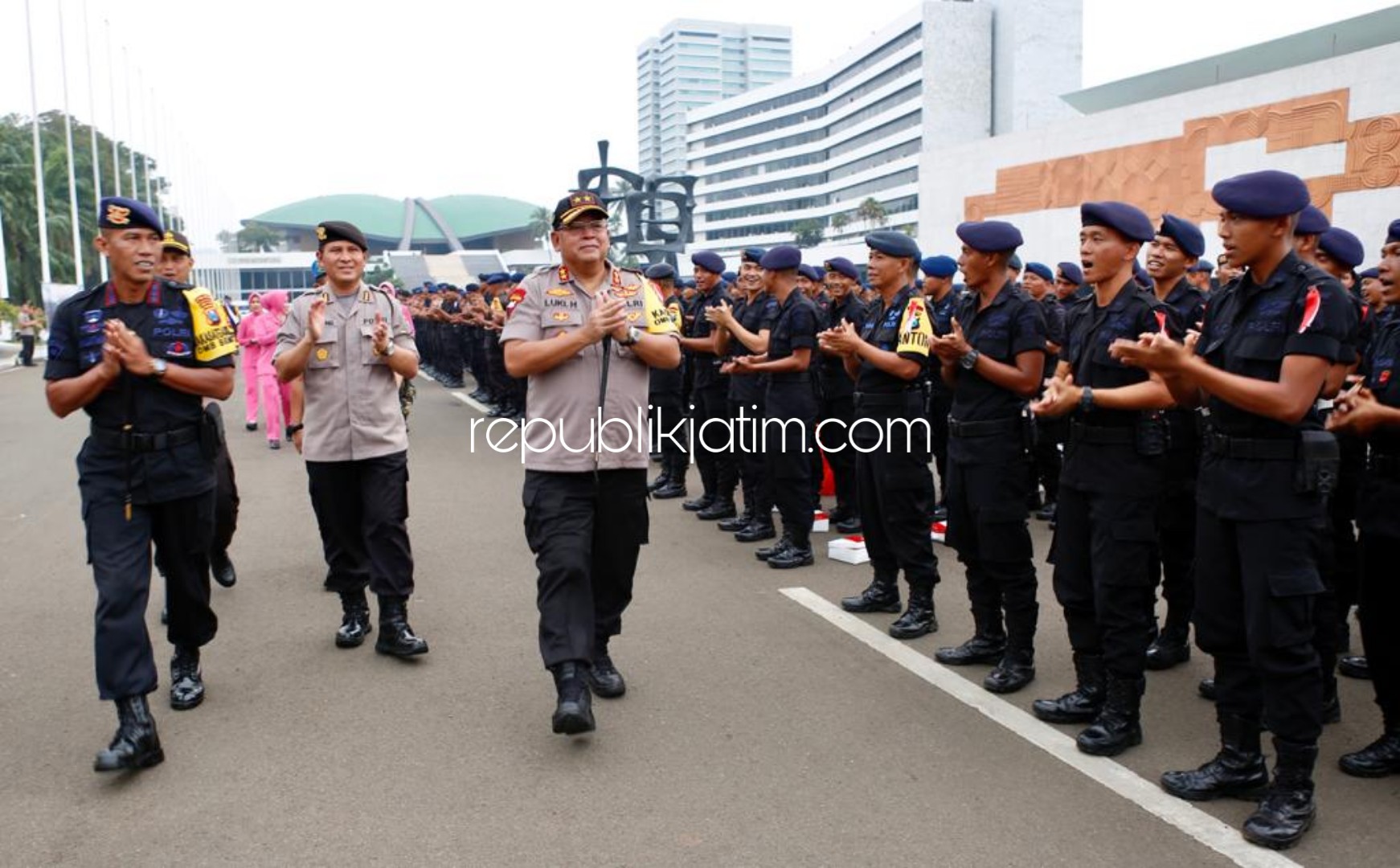 Kapolda Jatim Buka Bersama Ribuan Personel BKO Pengamanan Jakarta