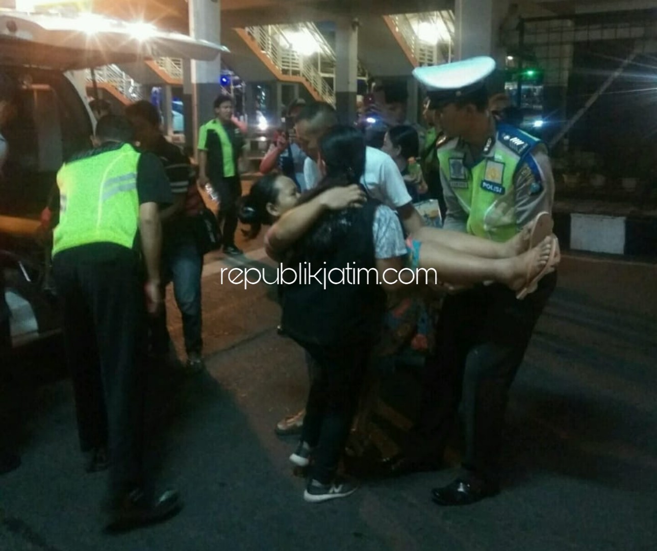 Pemudik Asal Kediri Hendak Melahirkan di Terminal Bungurasih Ditolong Polisi