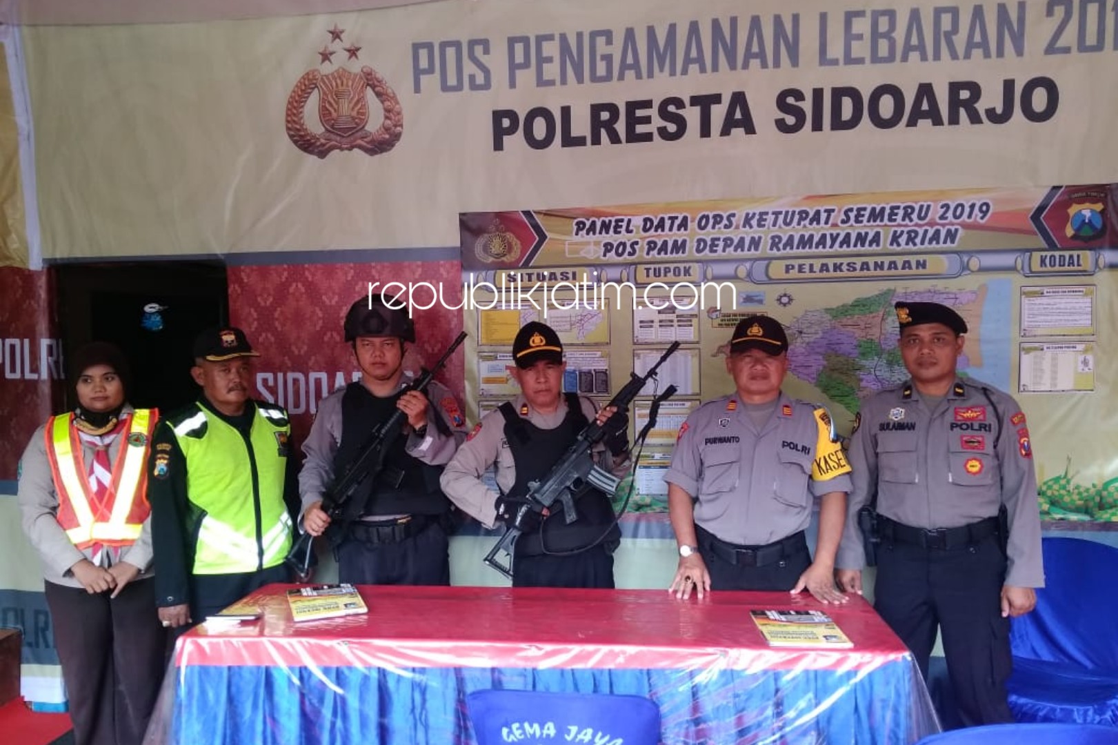 Polresta Sidoarjo Siagakan Personel Bersenjata Laras Panjang di Pos Operasi Ketupat Semeru 2019