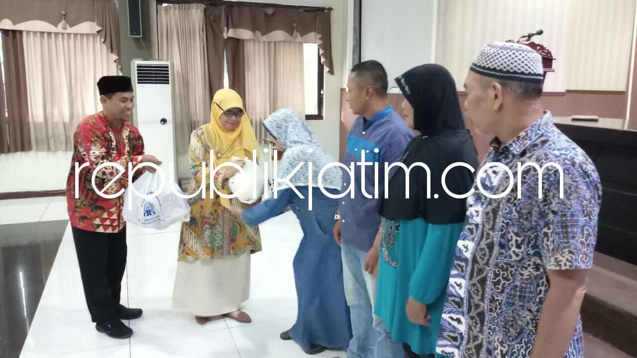 Jelang Lebaran, Smamda Sidoarjo Bagikan 200 Parcel untuk Warga Sekitar Sekolah