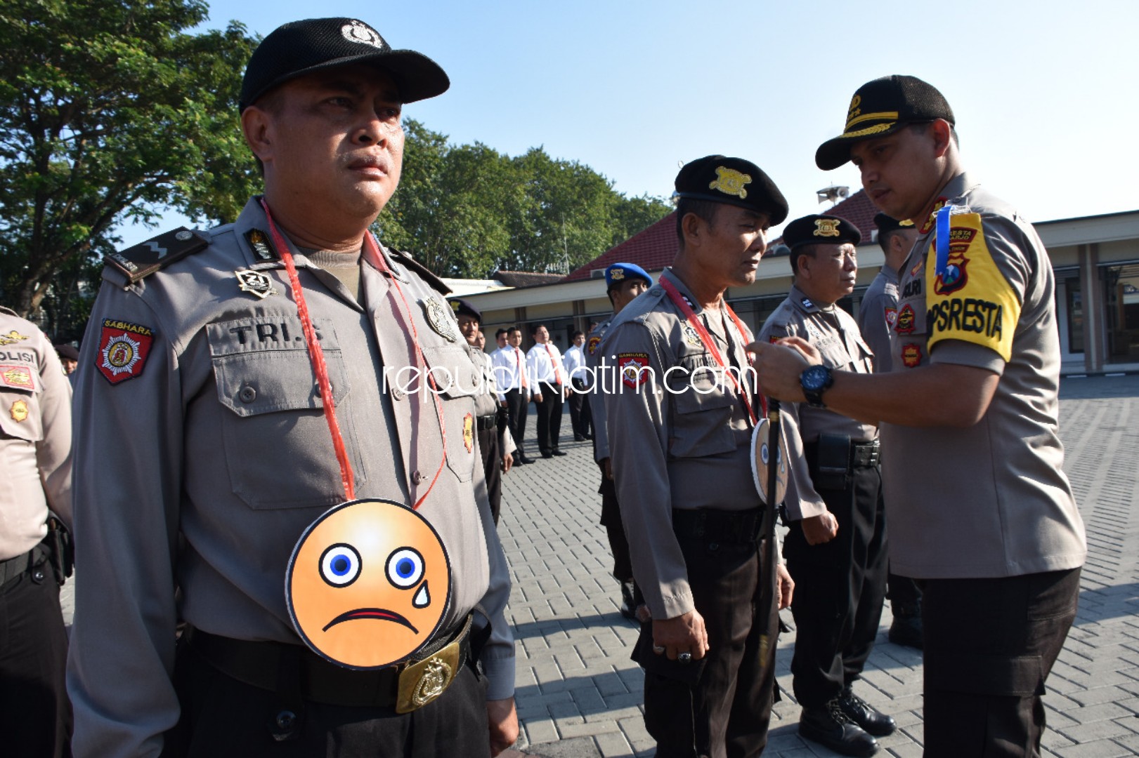 Kinerja Kurang Maksimal, Kapolresta Sanksi 23 Anggota Bhabinkamtibmas dengan Kalung Emoji