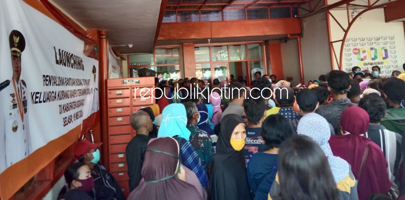 Penerima BST Antre di Kantor Pos Sidoarjo Tanpa Mengindahkan Protokol Kesehatan Penanganan Covid-19