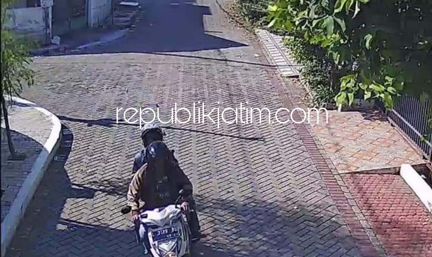 Kawanan Pencuri Nyaru Tukang Servis AC Kuras Harta Warga Pondok Jati, Terekam CCTV