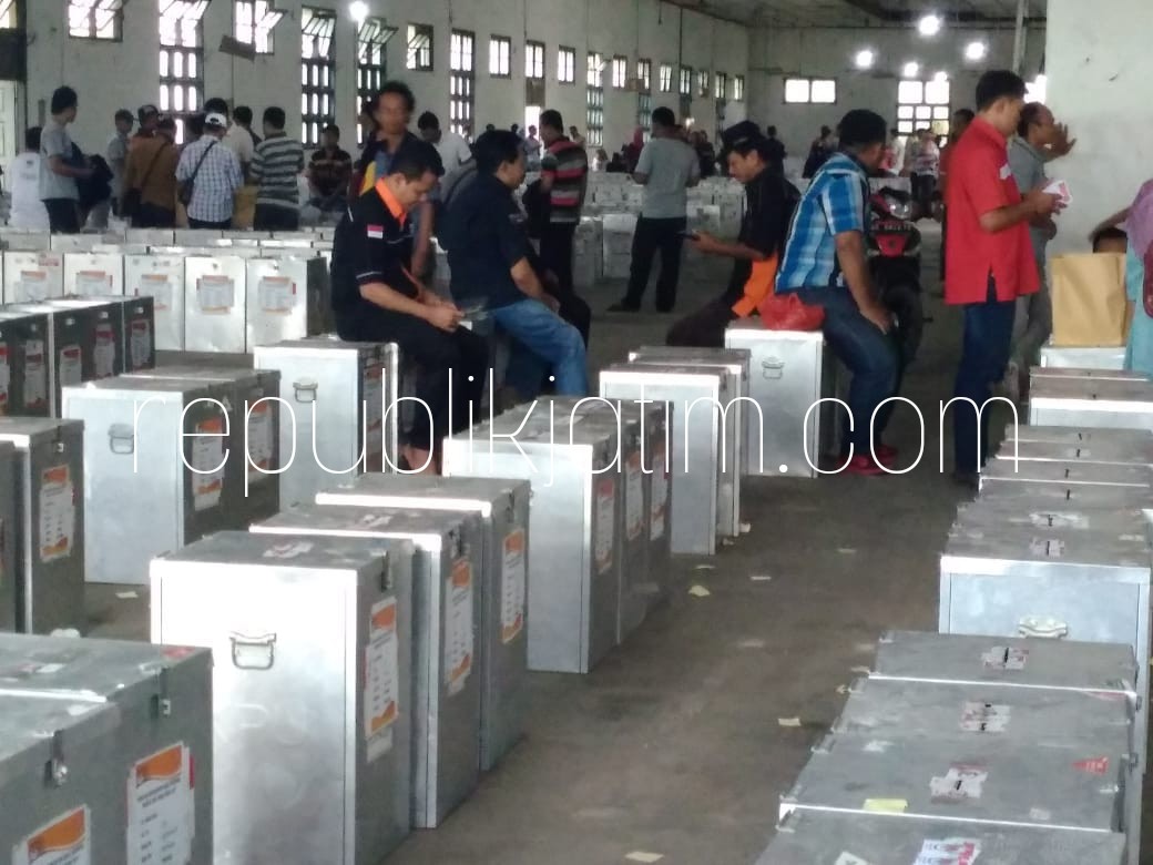 Petugas PPK dan PPS Ponorogo Cek Ribuan Logistik Pilgub Jatim