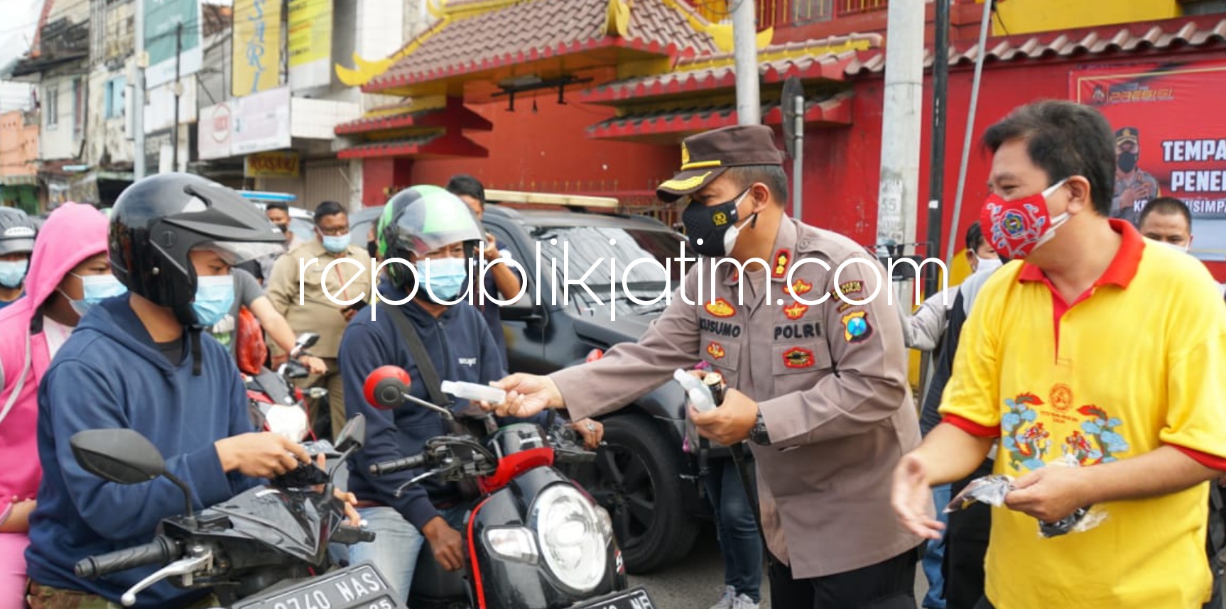 Hari Bhayangkara Ke 75, Polresta Sidoarjo Mengedukasi Prokes di Sekitar Tempat Ibadah