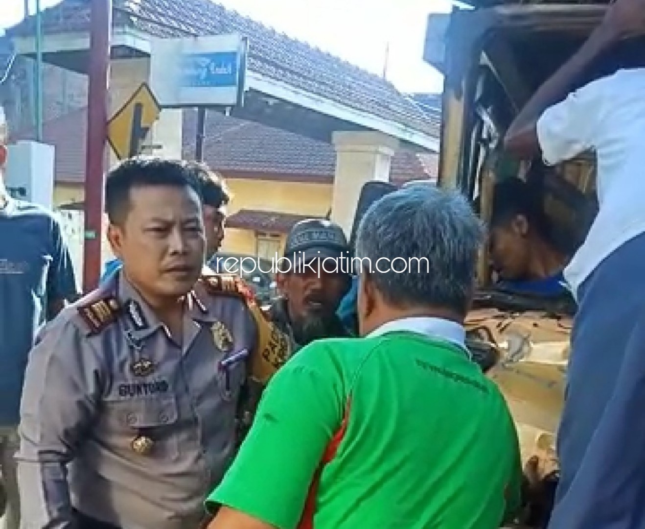 Diduga Rem Blong, Truk Pengangkut Tebu Tabrak Trailer Sopir Terjepit