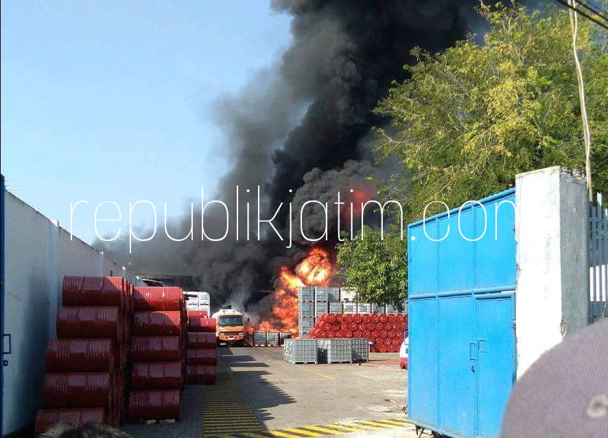 Gudang Bahan Kimia di Taman Sidoarjo Terbakar