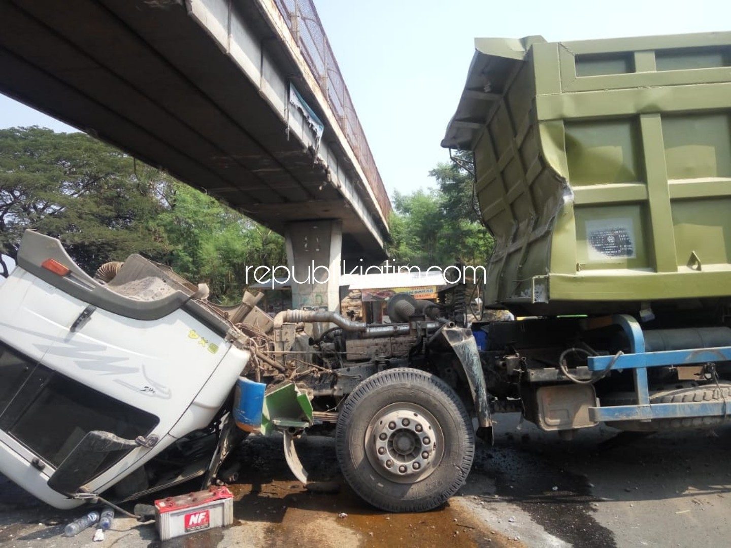 Nyangkut Fly Over Exit Tol Lama, Kepala Dump Truk Lepas Sopir Terluka