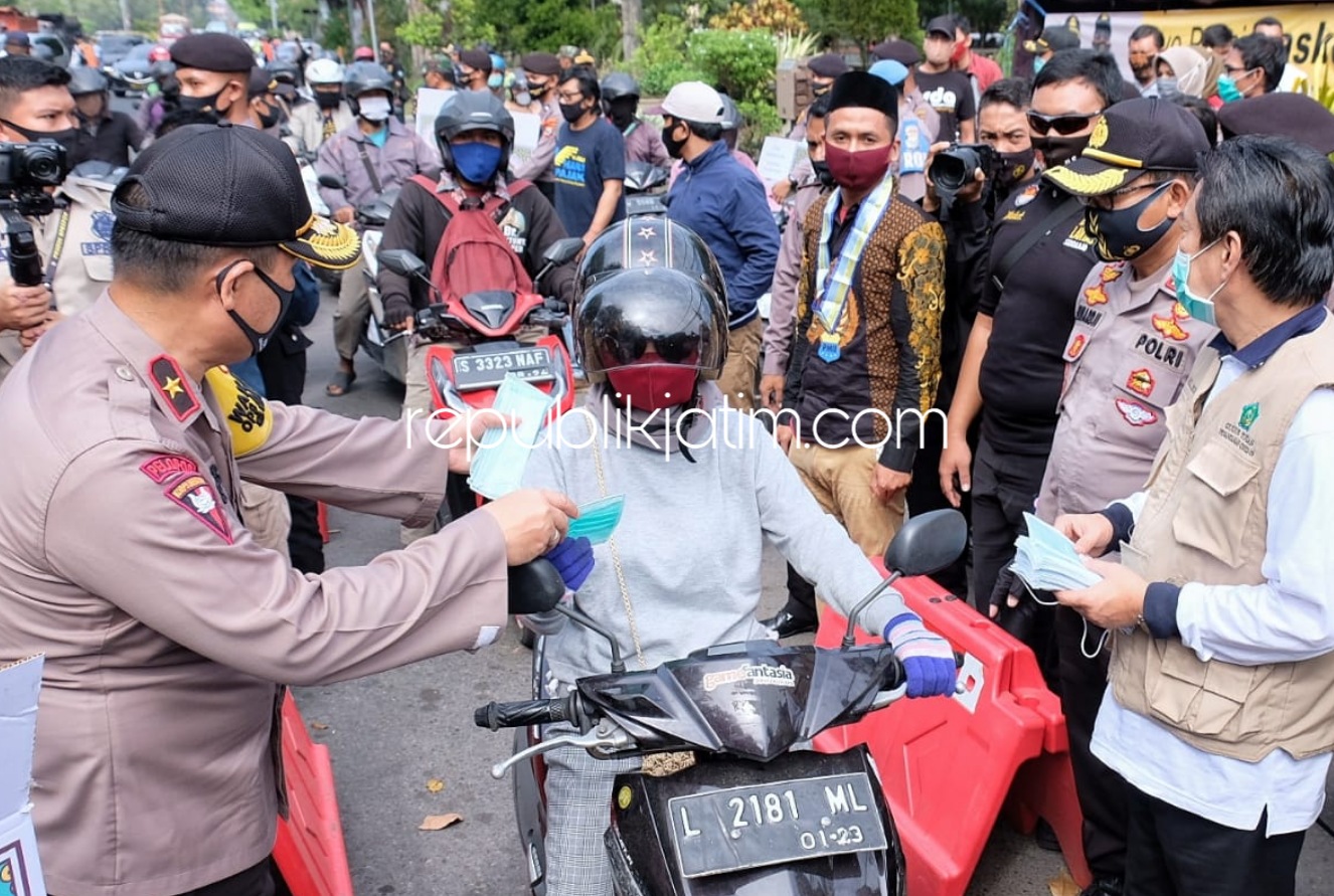 Wakapolda Jatim dan Forkopimda Bagikan 100.000 Masker ke Pengendara dan Pedagang Pasar di Sidoarjo