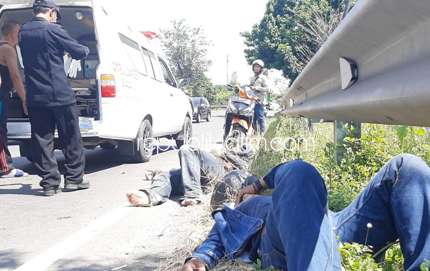 Ban Meletus Motor Oleng Di Jalur Surabaya-Mojokerto, Dua Warga Jombang Dilarikan Rumah Sakit