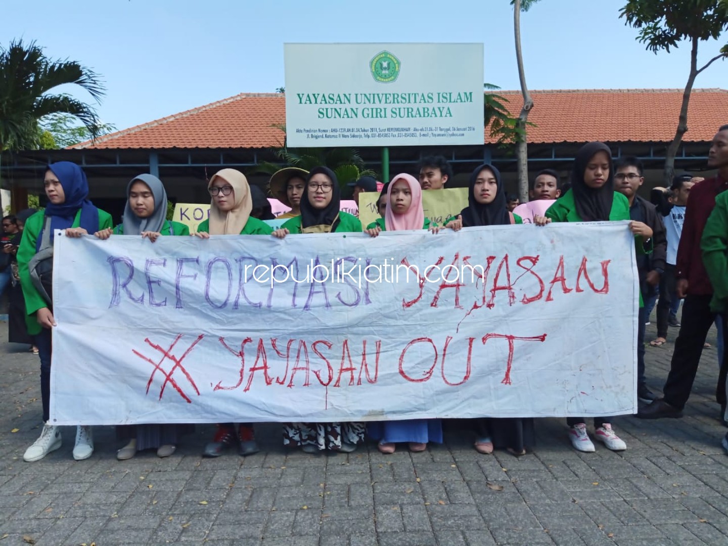 Tak Ditemui, Demo Mahasiswa Unsuri Segel Yayasan