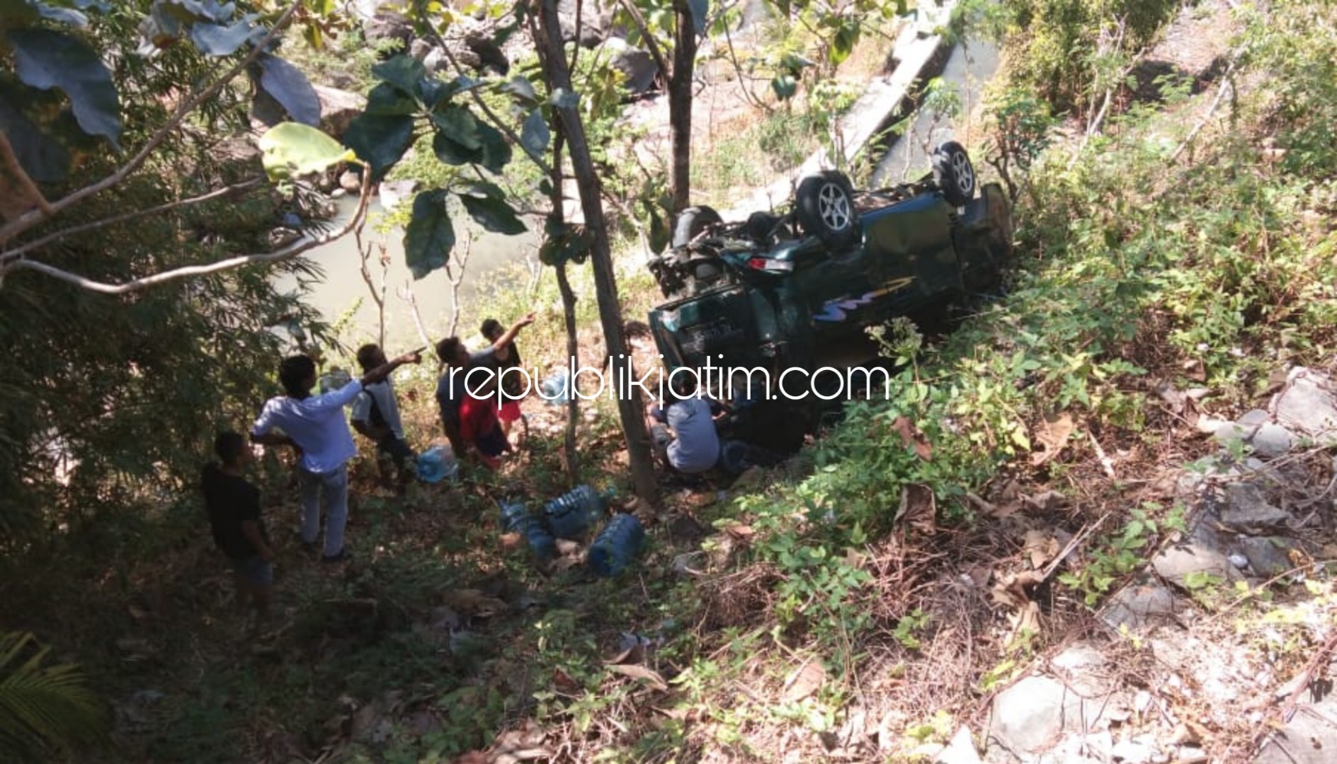 Ngerem Keliru Injak Gas, Mobil Ditumpangi Kakek dan Cucunya Terjun ke Jurang