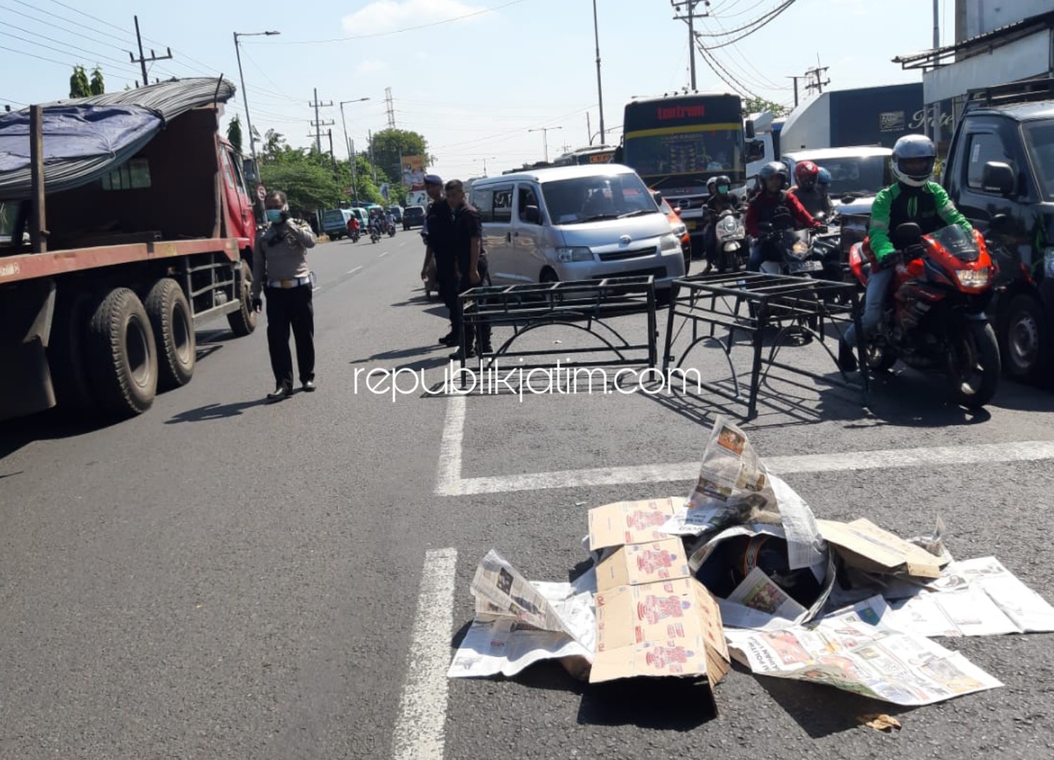 Stang Motor Tersenggol, Warga Tambaksawah Terjatuh dari Motor Dilindas Truk Tewas