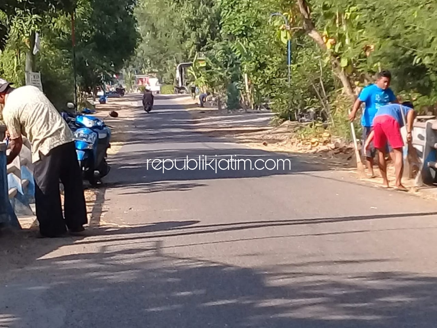 Sambut Khofifah, Warga Ponorogo Kerja Bakti Bersihkan Jalan dan Lingkungan