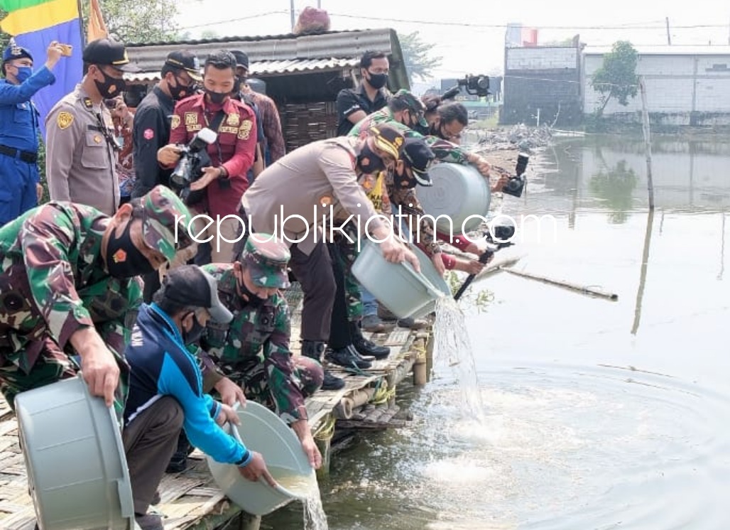 Panen dan Tebar Benih Bandeng, Wujud Sinergitas TNI-Polri Jaga Ketahanan Pangan di Tengah Pandemi Covid-19