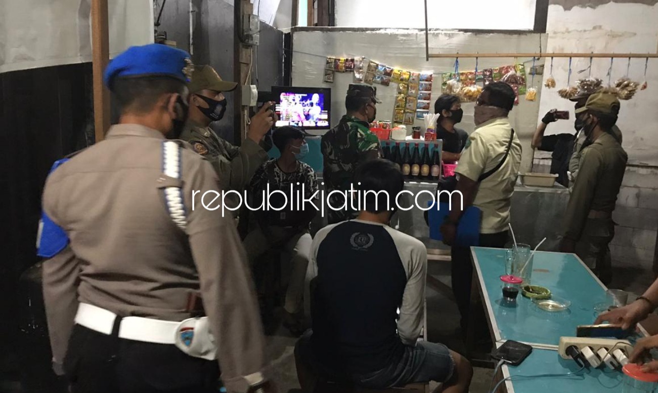 Petugas Gabungan Patroli Jam Malam, Banyak Temukan Warga Sidoarjo Tidak Jalankan Protokol Kesehatan