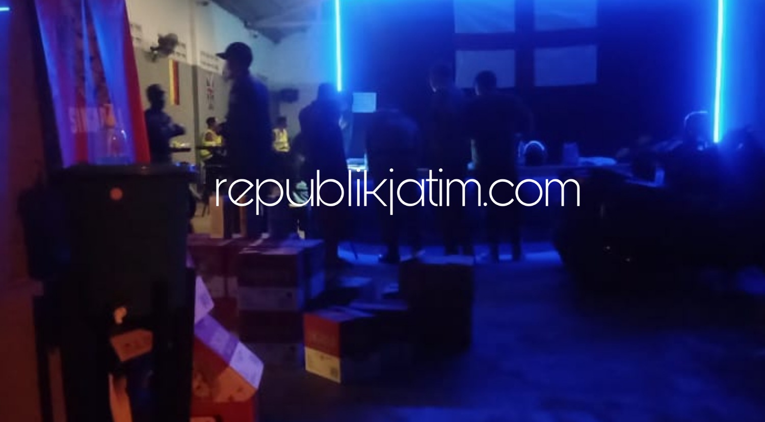 Petugas Grebek Karaoke Berkedok Gudang Lengkap dengan PL dan Ratusan Miras di Tulangan