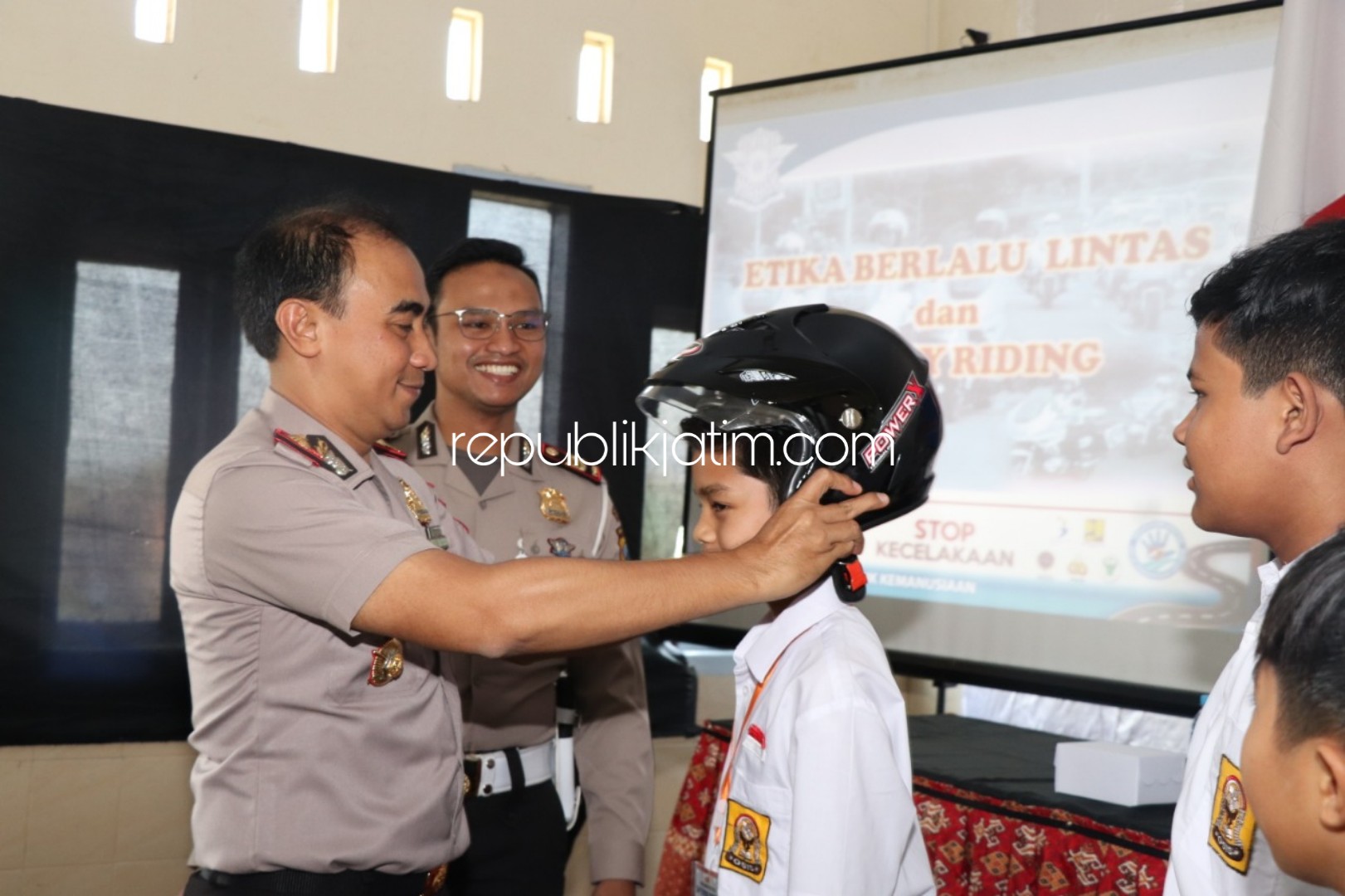 Polisi Ponorogo Gerilya Sosialisasi Tertib Berlalu Lintas ke Para Pelajar