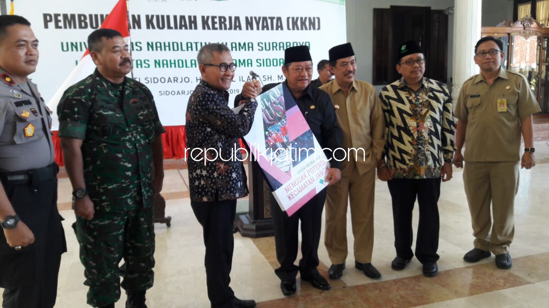 Pembekalan Peserta KKN Unusa dan Unusida, Bupati Dihadiahi Buku Potensi Jabon