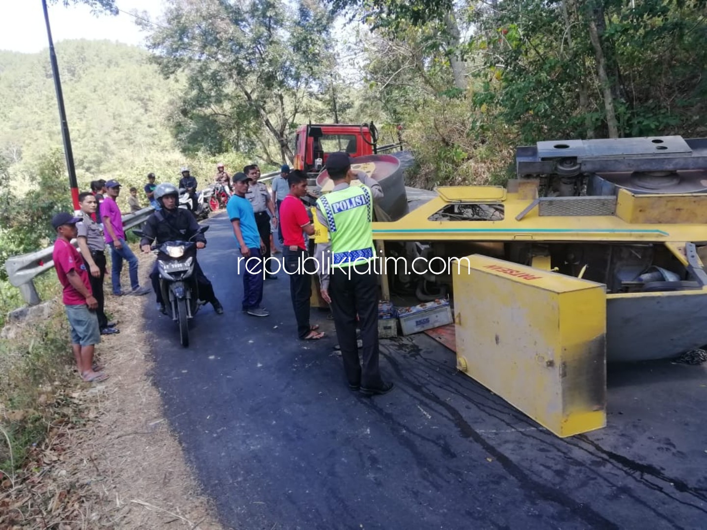 Truk Pengangkut Ngadat, Gilis Jatuh Tutup Jalan Tanjakan Bungkal - Ngrayun