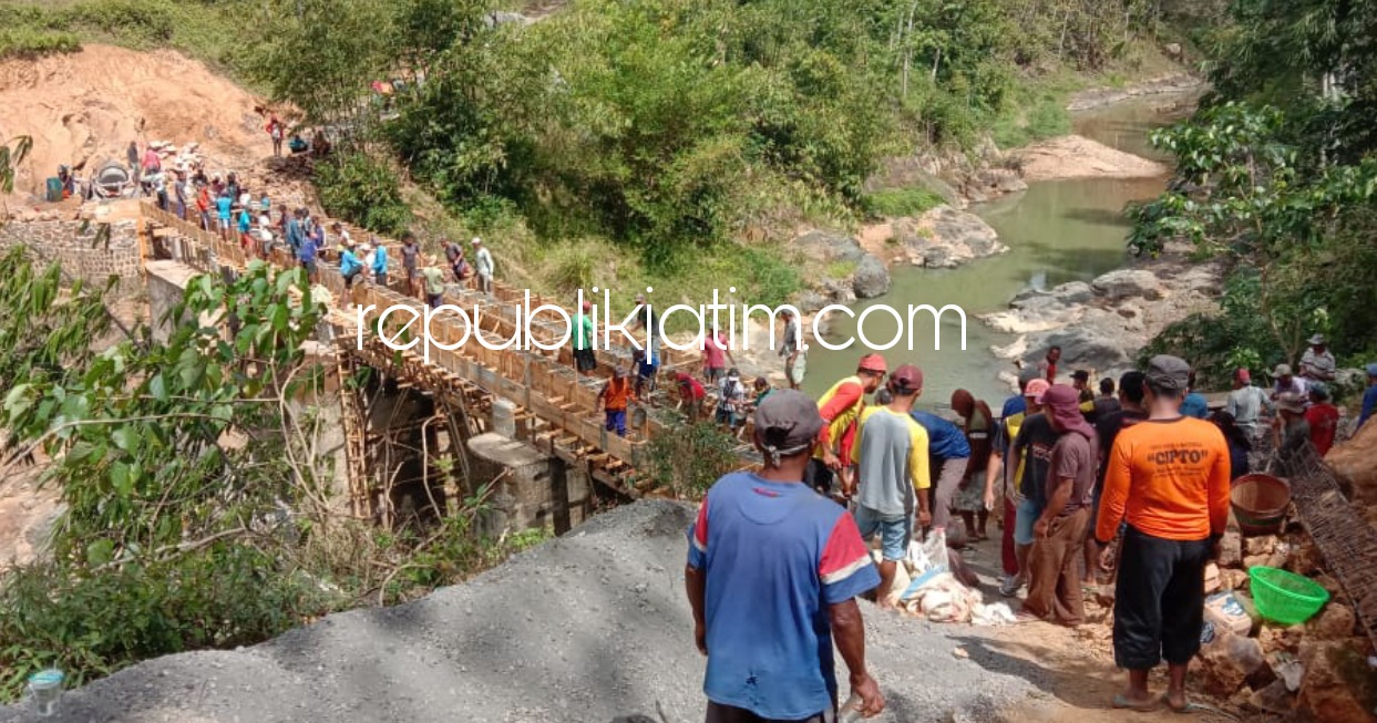 Tak Diperhatikan Dinas PU Pemkab Ponorogo, Warga Ngrayun Urunan Bangun Jembatan Senilai Rp 160 Juta