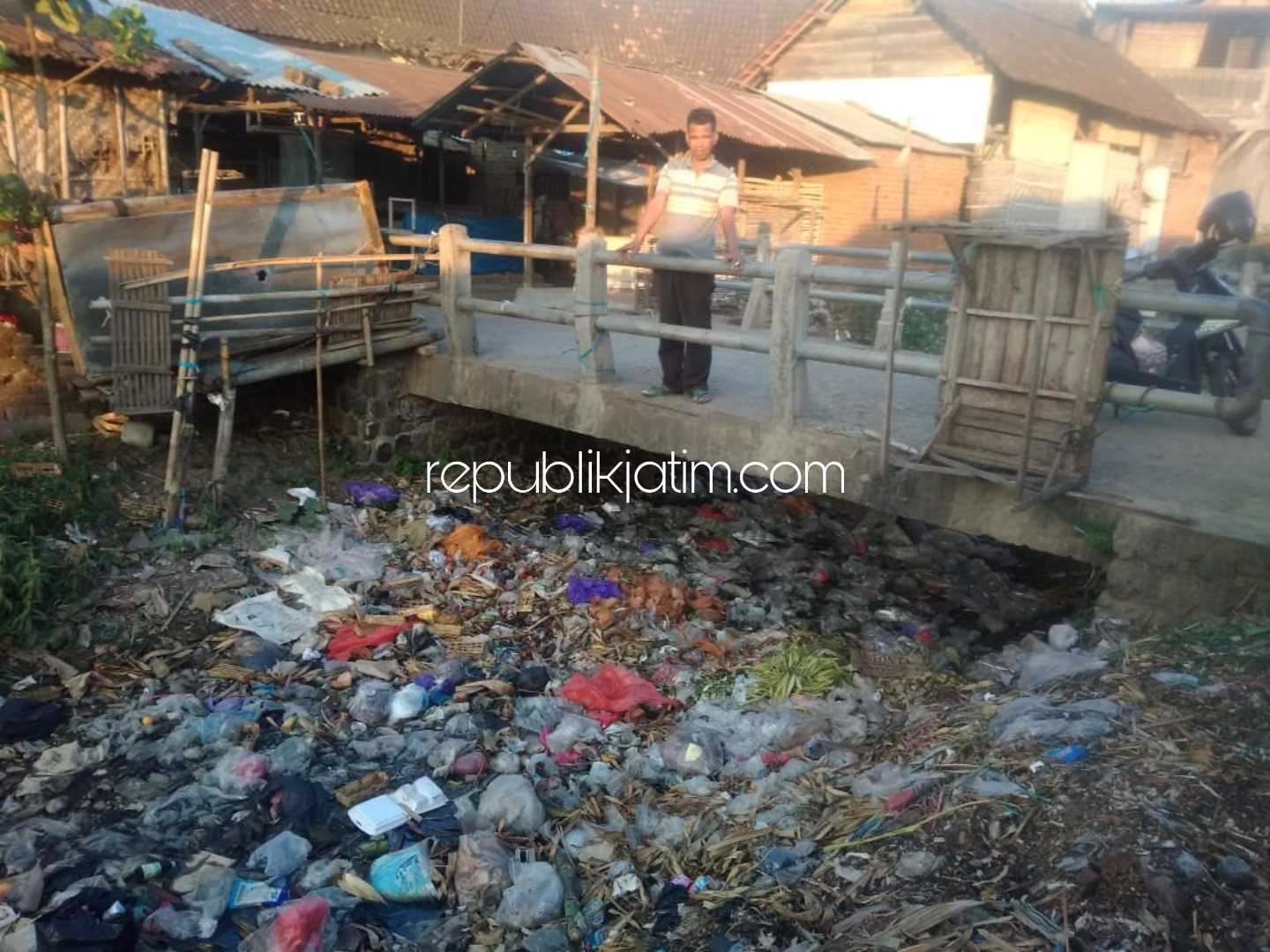 Warga Keluhkan Tumpukan Sampah di Sungai Samping Pasar Wage Jetis