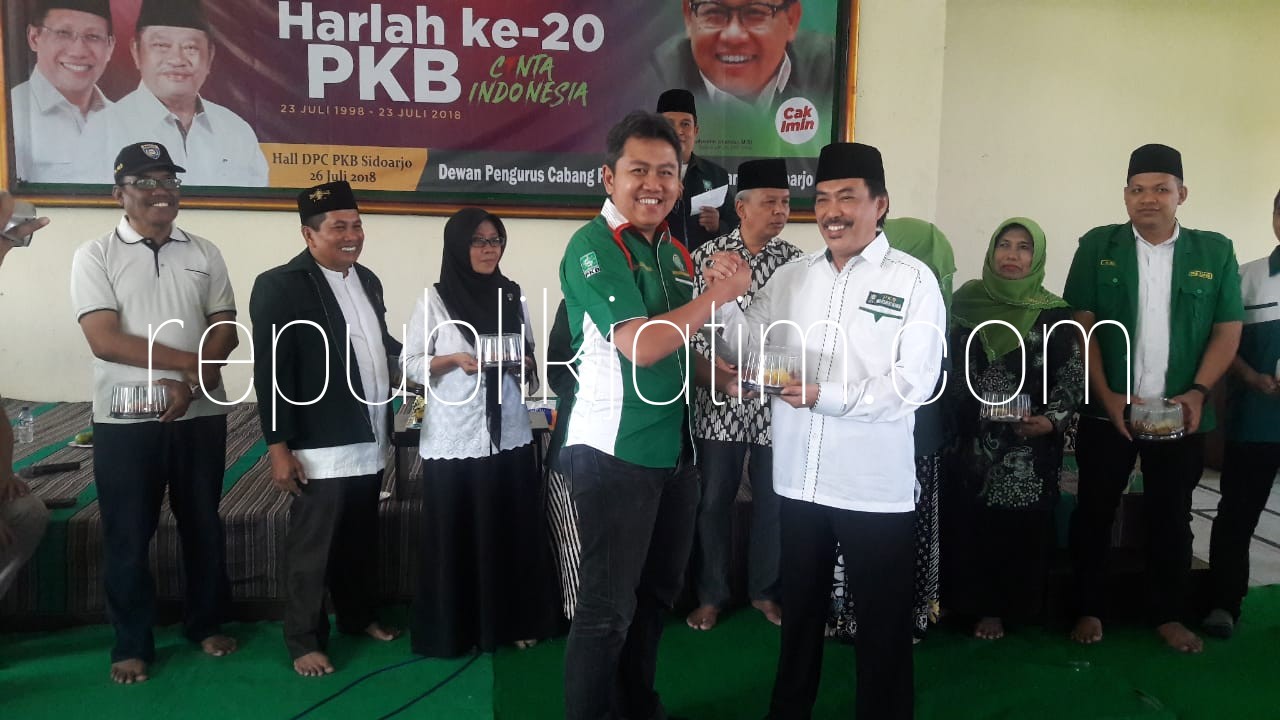 Peringati Harlah, PKB Sidoarjo Bagikan 20 Tumpeng dan Santuni Yatim Piatu